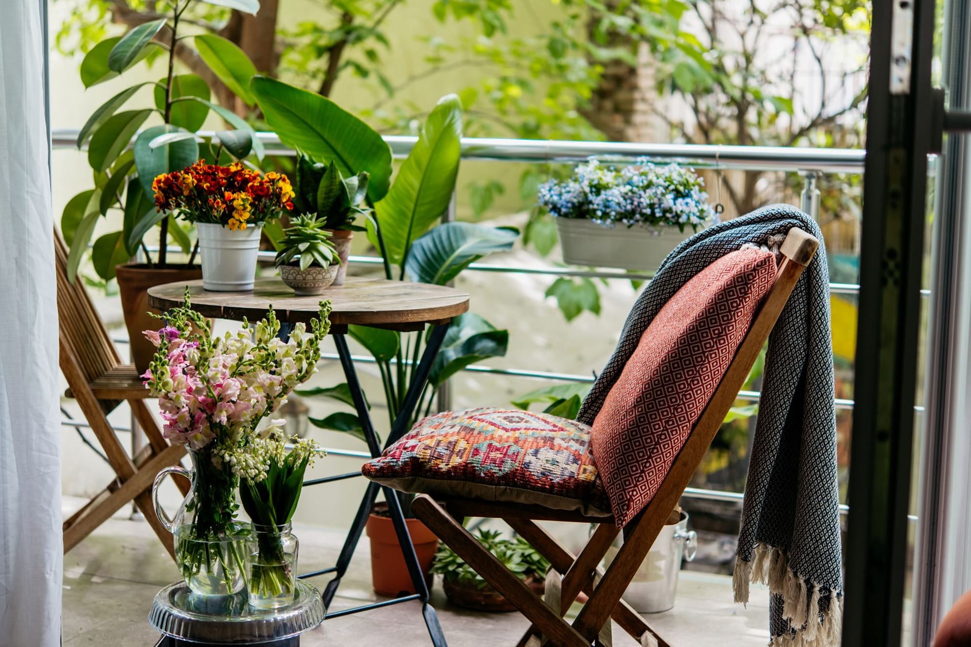 Mały balkon w bloku: jak urządzić? Inspiracje i meble - Domni.pl