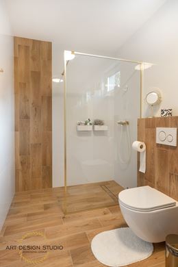 Drewnopodobne kafle i kabina walk-in w łazience