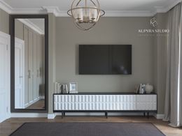 Ściana telewizyjna w sypialni z niską komodą