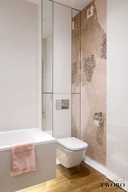 WC z lustrem na stelażu i dekoracyjną tapetą