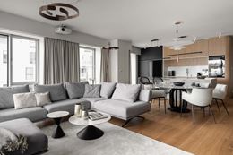 Jasny salon z jadalnią i kuchnią w nowoczesnym apartamencie