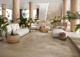 Hotelowe lobby w beżach w stylu glamour