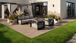 Aranżacja przestrzeni tarasowej w brązowym drewnie Tubądzin Patio Wood KoraTER