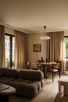 Elegancki salon z drewnianym stołem