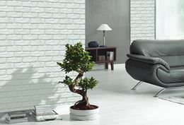Biały salon z cegiełkową ścianą