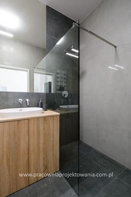 Prysznic walk-in w gresie inspirowanym betonem
