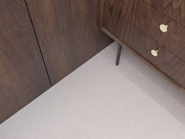 Kremowa podłoga w łazience z drewnem