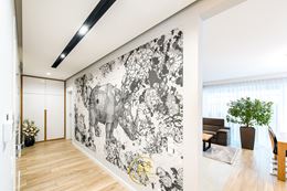 Przedpokój z tapetą z motywem nosorożca