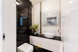 Nowoczesna, biało-czarna toaleta