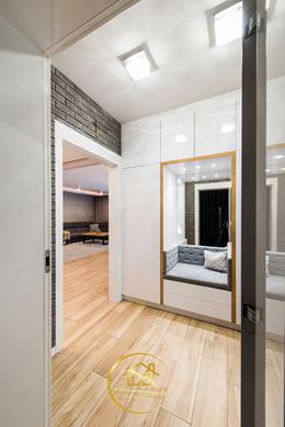 Wiatrołap z białymi szafami i szarą cegłą