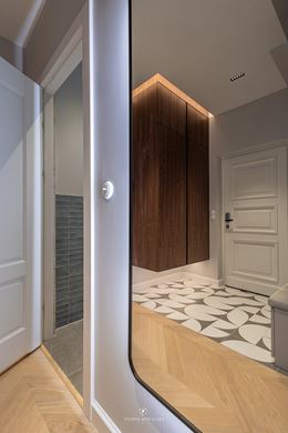 Przedpokój z geometrycznym gresem, na podłodze