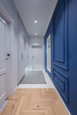 Szaro-niebieski korytarz ze sztukateriami