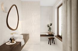 Jasna łazienka z dekorami z brązowymi akcentami