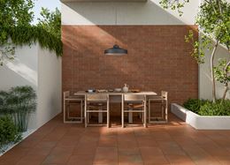 Biało-brązowy taras z drewnianym wyposażeniem