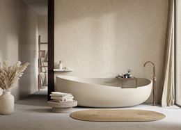 Beżowa łazienka z dużą wanną wolnostojącą