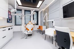 Wnętrze gabinetu stomatologicznego z białymi kasetonami na ścianach