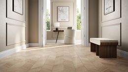 Korytarz w kremowym wykończeniu i podłogą w drewnie