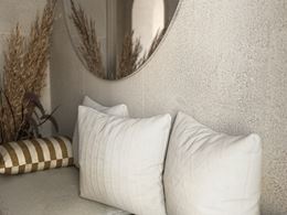 Detal płytek Domino Sandio Beige na ścianie w przedpokoju