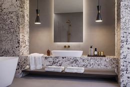 Łazienka w jasnych kamieniach z owalną ceramiką