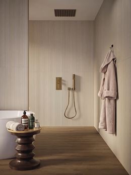 Struktura i drewno w łazience z kabiną walk-in