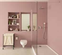 Różowa łazienka z kabiną walk-in i podwieszaną miską WC
