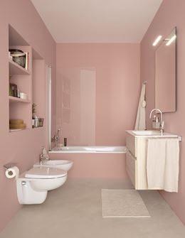 Różowa łazienka z wanną z parawanem i ceramiką wiszącą