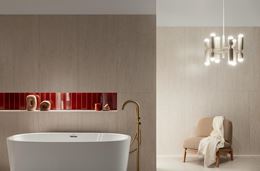 Łazienka w jasnym kamieniu z czerwonym akcentem