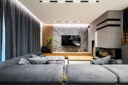 Loftowy salon z kominkiem na drewno