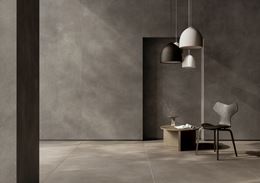 Ciemny beton w minimalistycznym salonie
