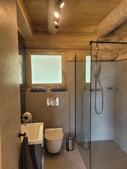 Rustykalna łazienka z drewnianym suftem