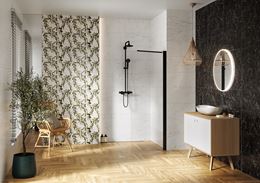 Łazienka w biało-czarnym kamieniu i drewnie z dekorami z gałązkami oliwek