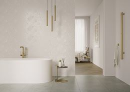 Biała łazienka z delikatnymi dekorami z motywem liści