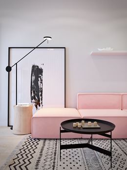 Szary salon z różową sofą