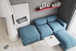Salon z niebieską kanapą