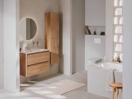 Biała łazienka z meblami wykończonymi w drewnie