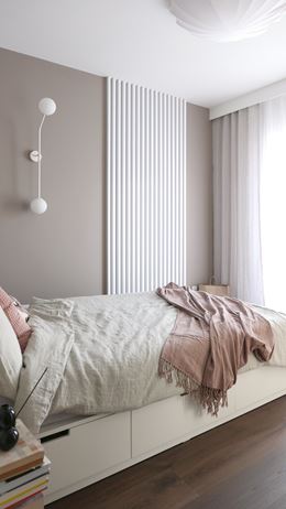 Detale sypialni z dekoracją z lameli