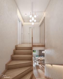 Klatka schodowa z wiszącym żyrandolem i białą, wysoką balustradą