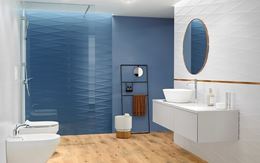 Biało-niebieska łazienka z płytkami strukturalnymi