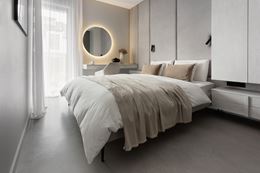 Szara, minimalistyczna sypialnia z toaletką