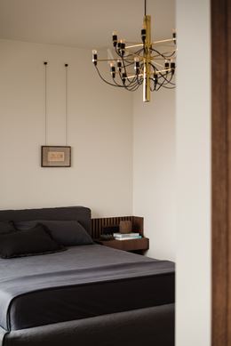 Jasna sypialnia ze złotym żyrandolem