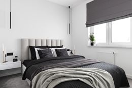 Minimalistyczna, biała sypialnia z ciemnymi roletami