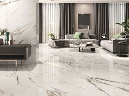 Przestronny salon w białym marmurze Azario Calacatta Gold