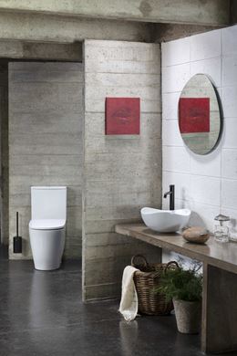 Industrialna łazienka z białą ceramiką stojącą