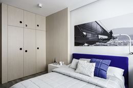 Sypialnia z drewnianą szafą z asymetrycznymi otworami