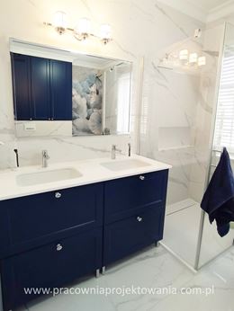 Granatowa szafka i marmur w aranżacji łazienki z dwiema umywalkami