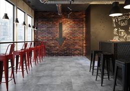Szary beton i cegła w industrialnej restauracji