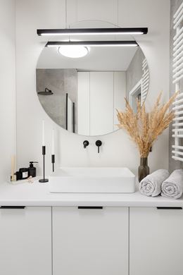 Biała strefa umywalkowa z okrągłym lustrem