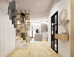 Biały korytarz w domu z drewnianą konsolą