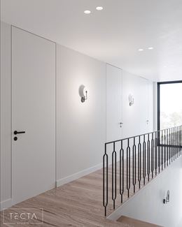 Biały, minimalistyczny korytarz z oknem