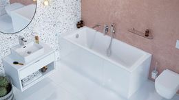 Biała łazienka z różowym akcentem i ścianą ze wzorem lastryko
